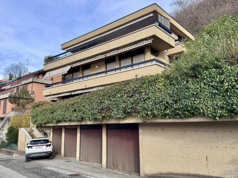 LARGE VILLA 9 ROOMS WITH BREATHTAKING LAKE VIEW IN CAMPIONE