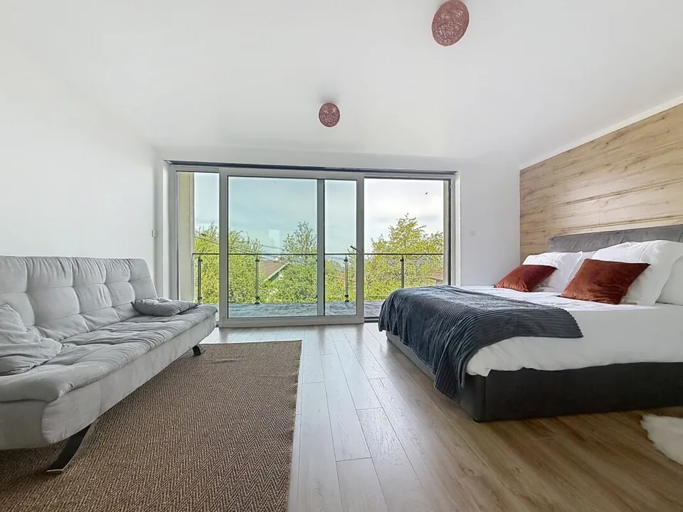 Zwei aneinandergebaute 5,5-Zimmer-Häuser mit einer separaten 31m2-Wohnung in Lugrin mit Blick auf den See