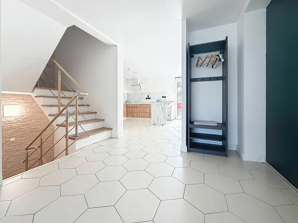 Zwei aneinandergebaute 5,5-Zimmer-Häuser mit einer separaten 31m2-Wohnung in Lugrin mit Blick auf den See