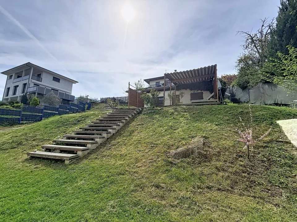Zwei aneinandergebaute 5,5-Zimmer-Häuser mit einer separaten 31m2-Wohnung in Lugrin mit Blick auf den See