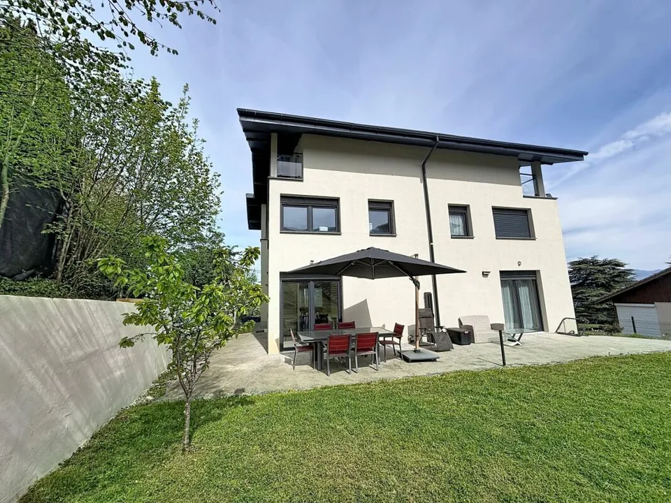 Zwei aneinandergebaute 5,5-Zimmer-Häuser mit einer separaten 31m2-Wohnung in Lugrin mit Blick auf den See