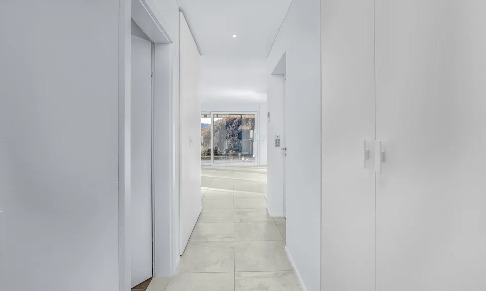 Magnificent 2.5-Room Penthouse with Terrace and Lake View in Rovio