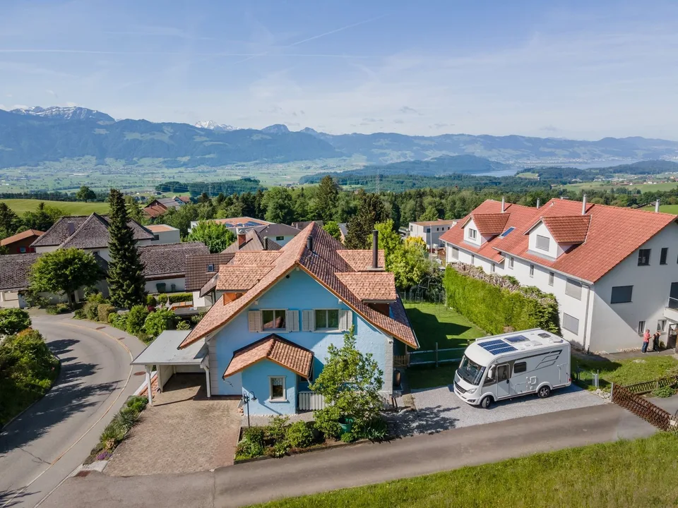 Einfamilienhaus mit Wintergarten, grosser Werkstatt und Hobbyraum sowie wunderschöner Weitsicht