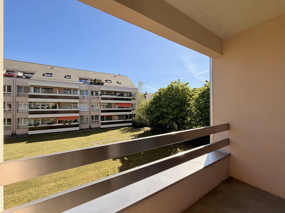 Luftige 2.5-Zimmer-Wohnung mit 2 Balkonen & einem Einstellhallenplatz