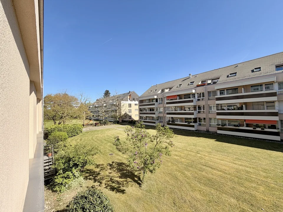 Luftige 2.5-Zimmer-Wohnung mit 2 Balkonen & einem Einstellhallenplatz