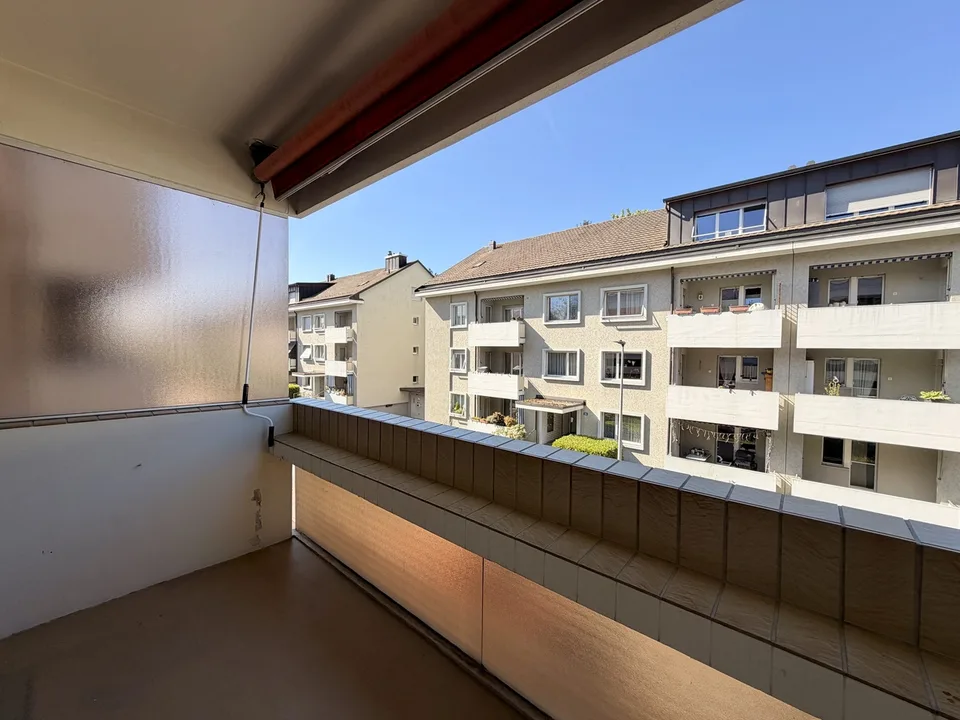 Luftige 2.5-Zimmer-Wohnung mit 2 Balkonen & einem Einstellhallenplatz