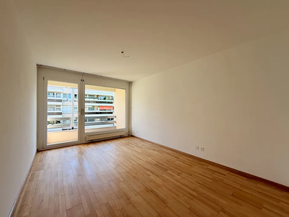 Luftige 2.5-Zimmer-Wohnung mit 2 Balkonen & einem Einstellhallenplatz