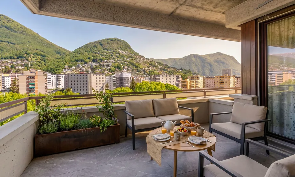 GERÄUMIGES 5.5 ZIMMER WOHNUNG MIT FREIER SICHT IN LAUFWEITE VON LUGANO