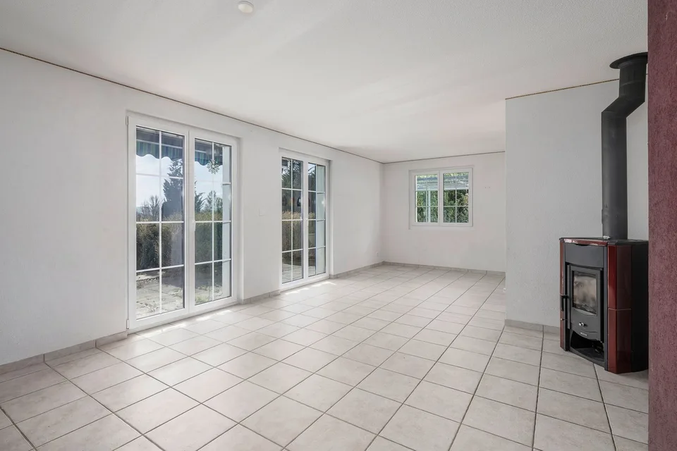 Maison Ensoleillée avec Espace pour de Nouvelles Idées