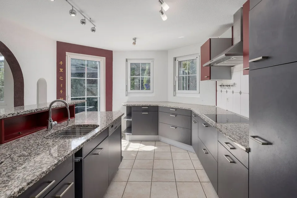 Maison Ensoleillée avec Espace pour de Nouvelles Idées