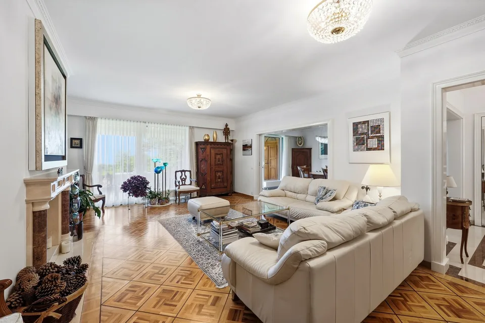 Ampio appartamento di 7 locali con balcone e vista a Losanna