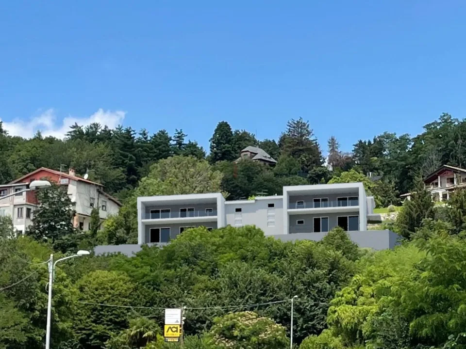 Prestigöse Villa in unabhängiger Lage, nur zwei Schritte von der Schweiz entfernt