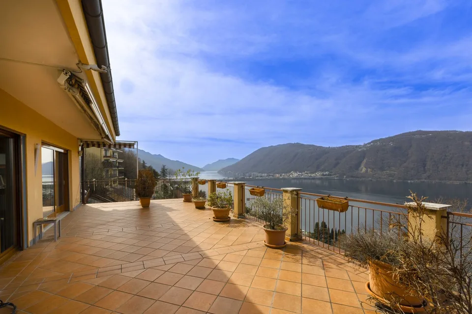 Stabile de 4 unités avec vue panoramique à Campione d'Italia
