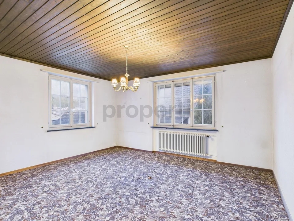 Viel Raum für Wohnen, Arbeiten und Hobby - 7.5 Zimmer mit Werkstatt und sieben Parkplätzen