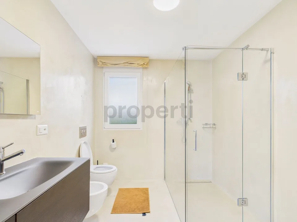 Elegantes Apartment mit 4.5 Zimmern und privatem Parkplatz, Balerna