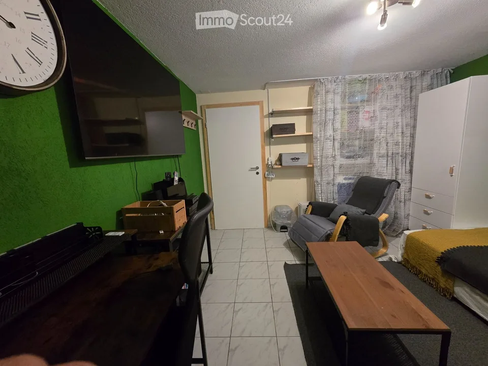 Zimmer möbliert 20m2: Büro, TV für 800.- inkl. Nebenkosten