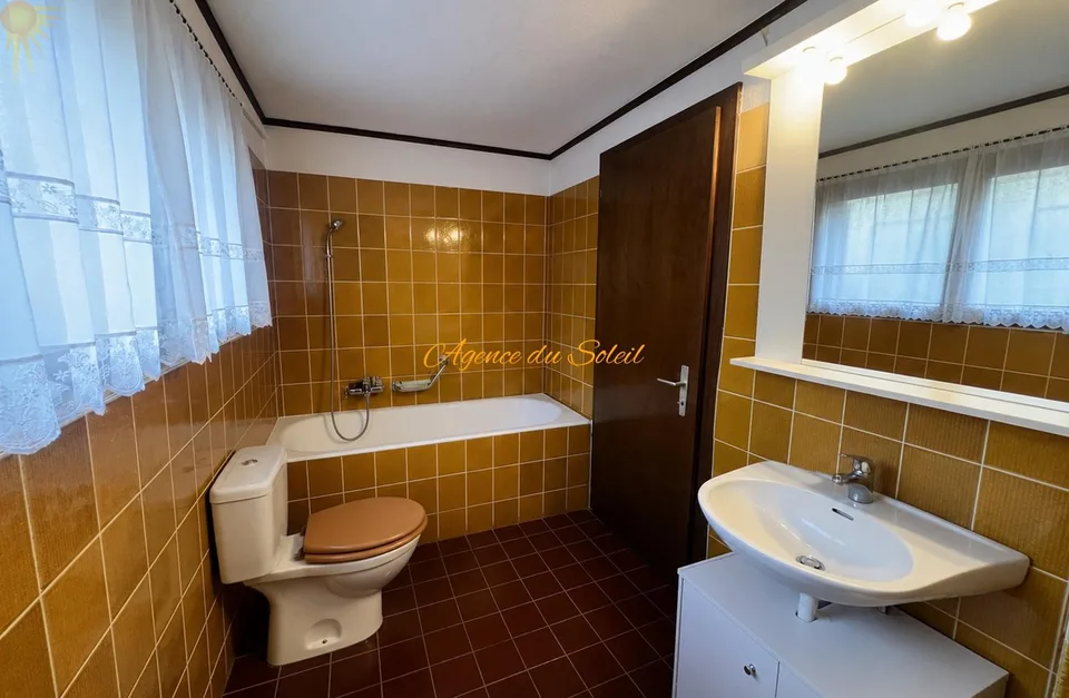 Fort potentiel pour cette maison comprenant 2 appartements séparés, située à 5 minutes en voiture de Crans-Montana !