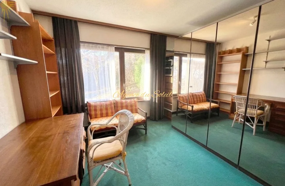 Fort potentiel pour cette maison comprenant 2 appartements séparés, située à 5 minutes en voiture de Crans-Montana !