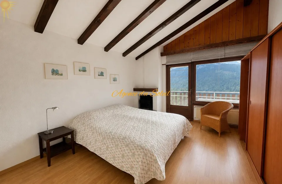 Fort potentiel pour cette maison comprenant 2 appartements séparés, située à 5 minutes en voiture de Crans-Montana !