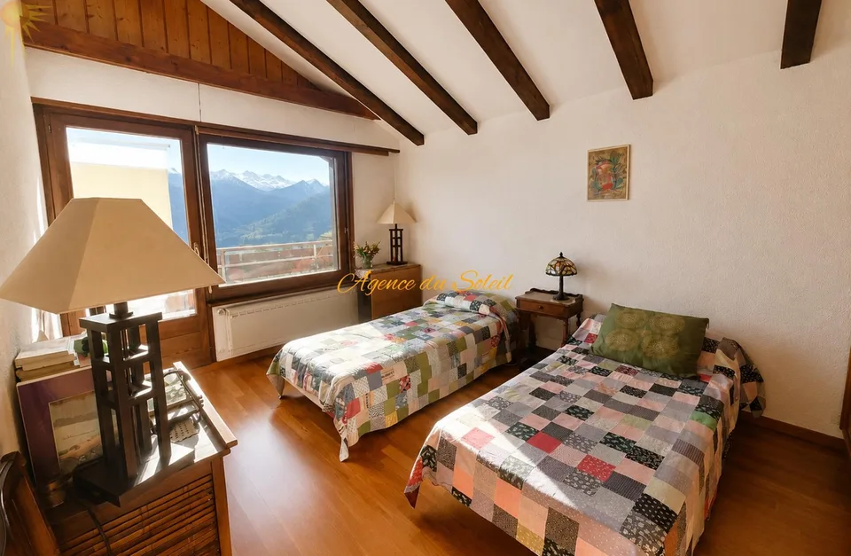 Fort potentiel pour cette maison comprenant 2 appartements séparés, située à 5 minutes en voiture de Crans-Montana !