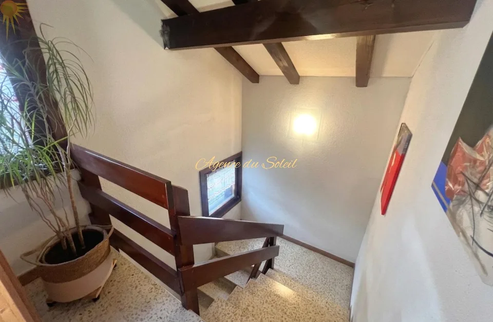 Fort potentiel pour cette maison comprenant 2 appartements séparés, située à 5 minutes en voiture de Crans-Montana !