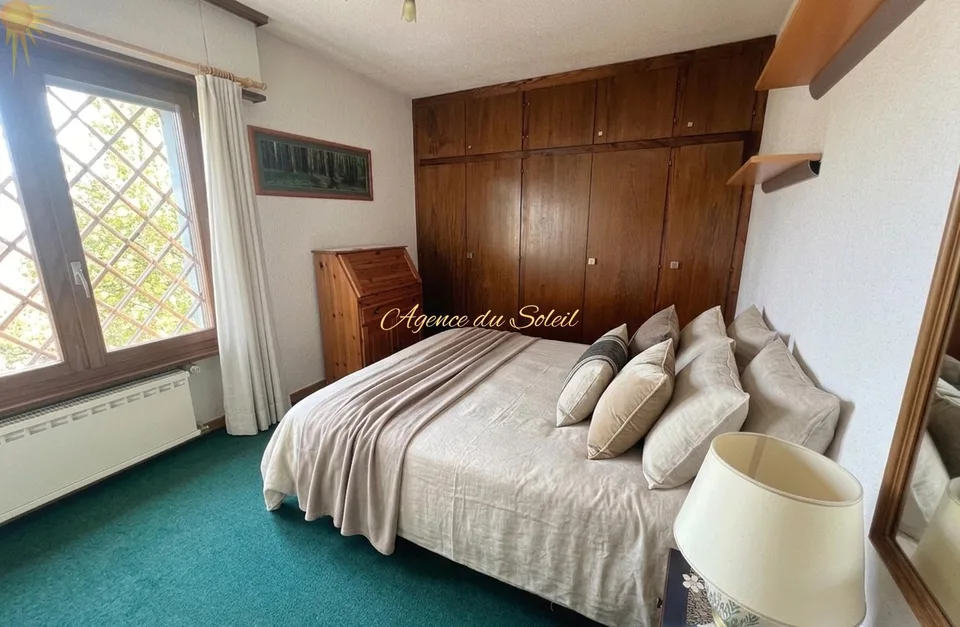 Fort potentiel pour cette maison comprenant 2 appartements séparés, située à 5 minutes en voiture de Crans-Montana !