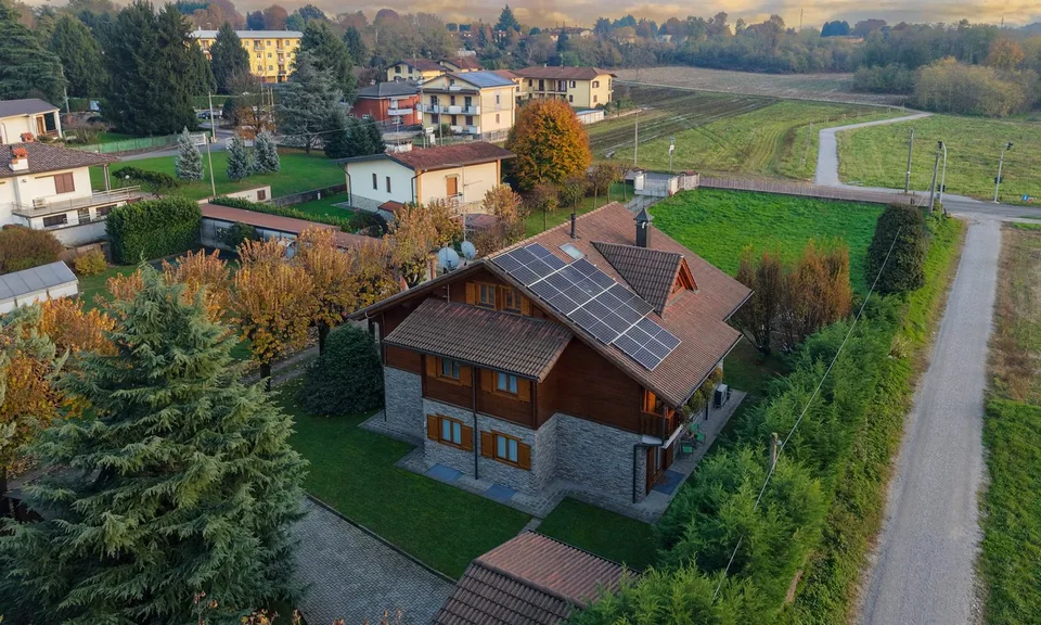 SPLENDIDE BIFAMILIENHAUS MIT 11 ZIMMERN IN DER PROVINZ COMO