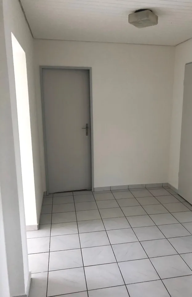 Appartamento luminoso di 3,5 locali con balcone in una zona tranquilla di Schwadernau