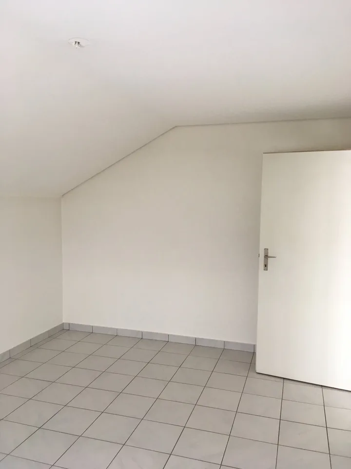 Appartamento luminoso di 3,5 locali con balcone in una zona tranquilla di Schwadernau