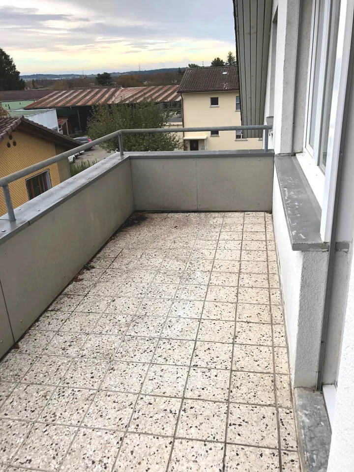 Appartamento luminoso di 3,5 locali con balcone in una zona tranquilla di Schwadernau