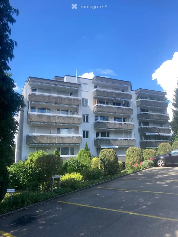 Appartement ensoleillé de 3,5 pièces avec deux balcons dans un emplacement attractif près de Zurich