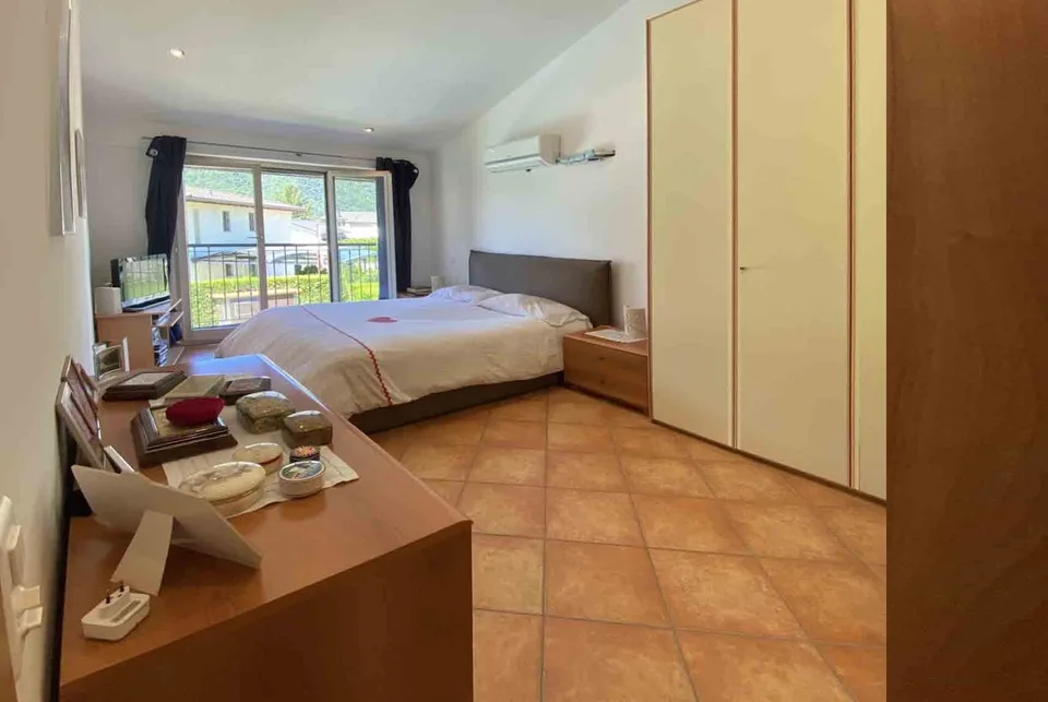 Zweifamilienhaus mit 8,5 Zimmern, Swimmingpool und Grundstück in Melano