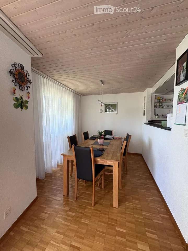 Charmant appartement 4.5 pièces avec espace de séjour et vue imprenable à Lütisburg
