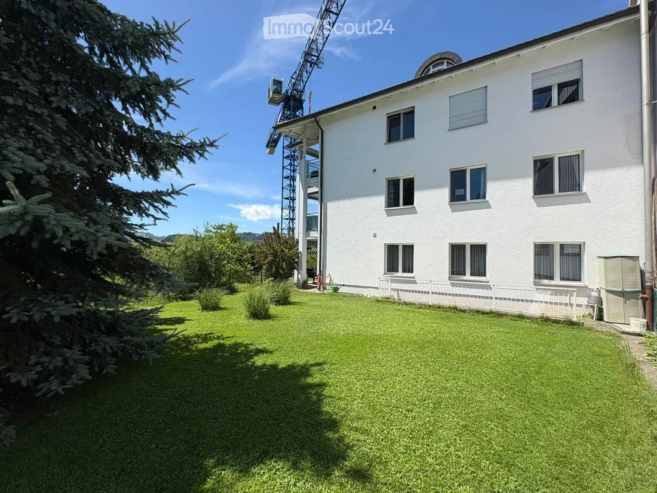 Charmant appartement 4.5 pièces avec espace de séjour et vue imprenable à Lütisburg