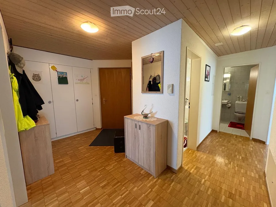 Charmant appartement 4.5 pièces avec espace de séjour et vue imprenable à Lütisburg