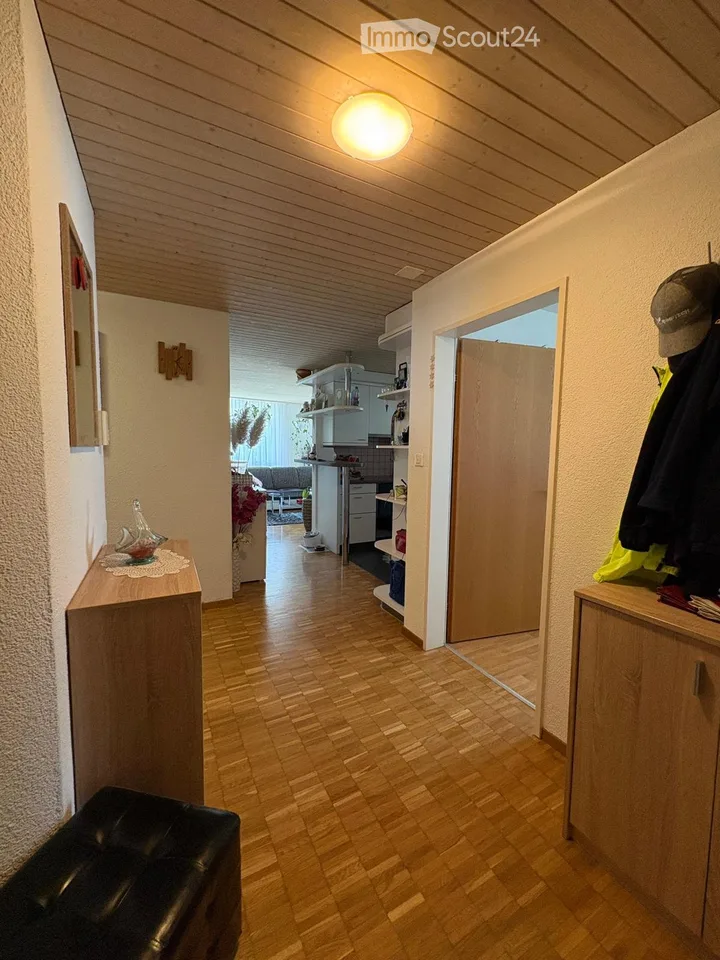Charmant appartement 4.5 pièces avec espace de séjour et vue imprenable à Lütisburg