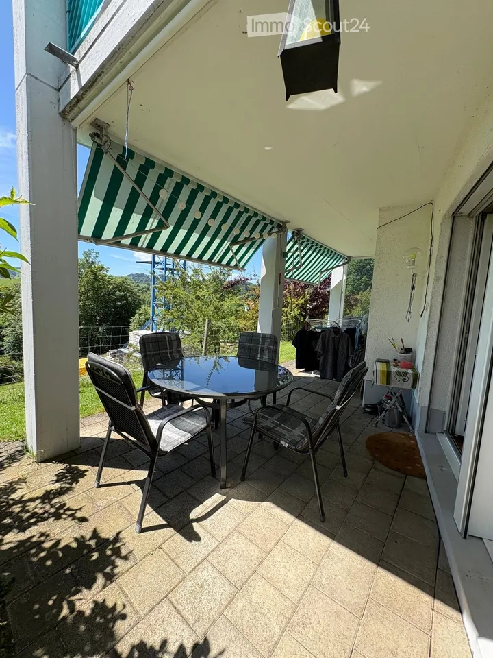 Charmant appartement 4.5 pièces avec espace de séjour et vue imprenable à Lütisburg