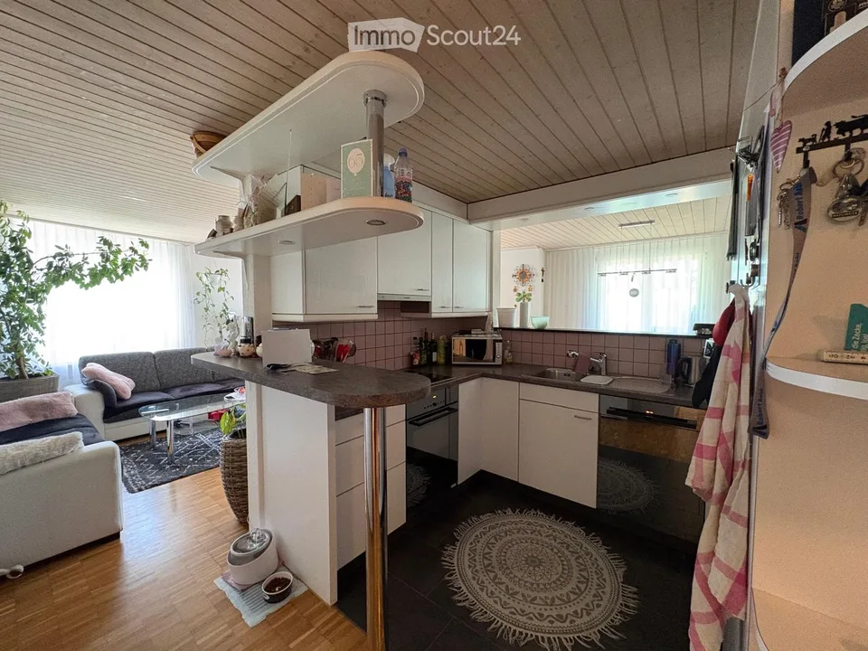 Charmant appartement 4.5 pièces avec espace de séjour et vue imprenable à Lütisburg