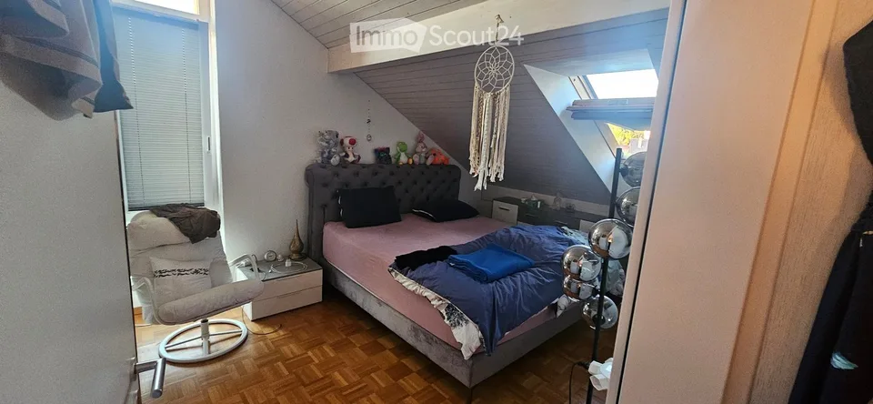 Charmante 2.5-Zimmer-Dachwohnung mit Balkon und Aussicht in Uster