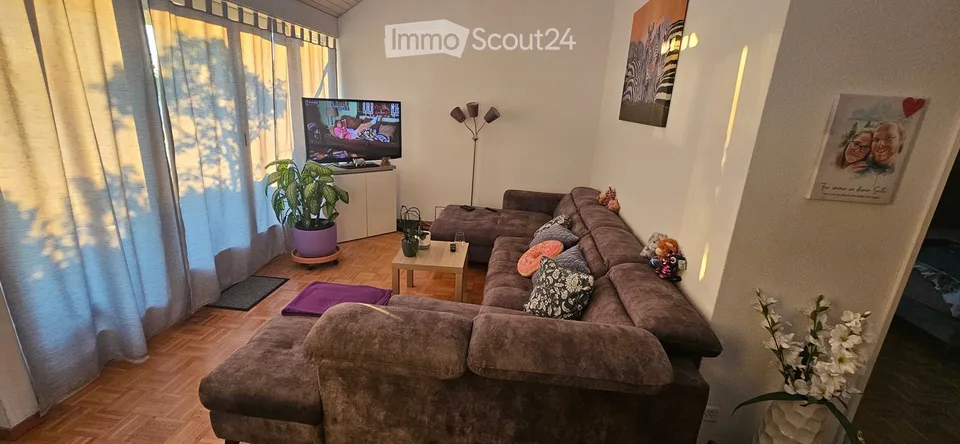 Charmante 2.5-Zimmer-Dachwohnung mit Balkon und Aussicht in Uster