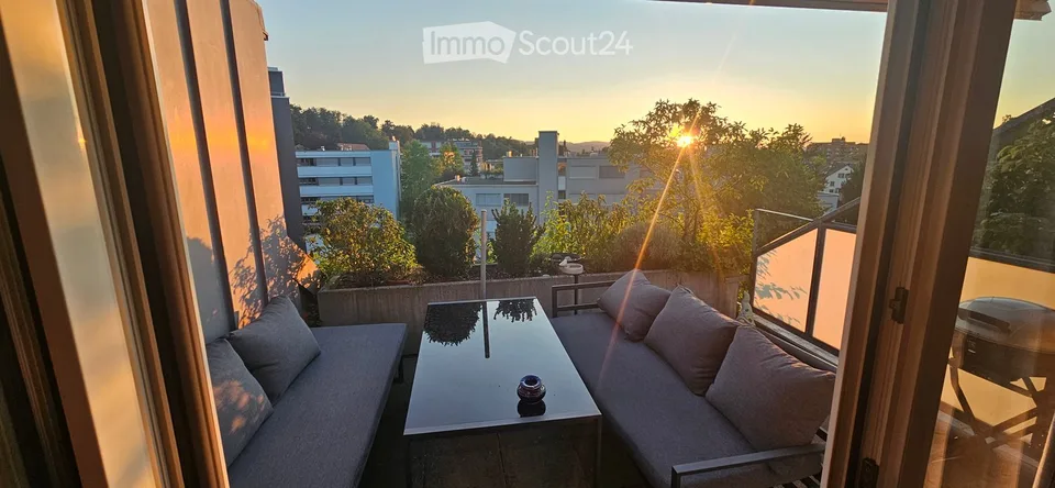 Charmante 2.5-Zimmer-Dachwohnung mit Balkon und Aussicht in Uster