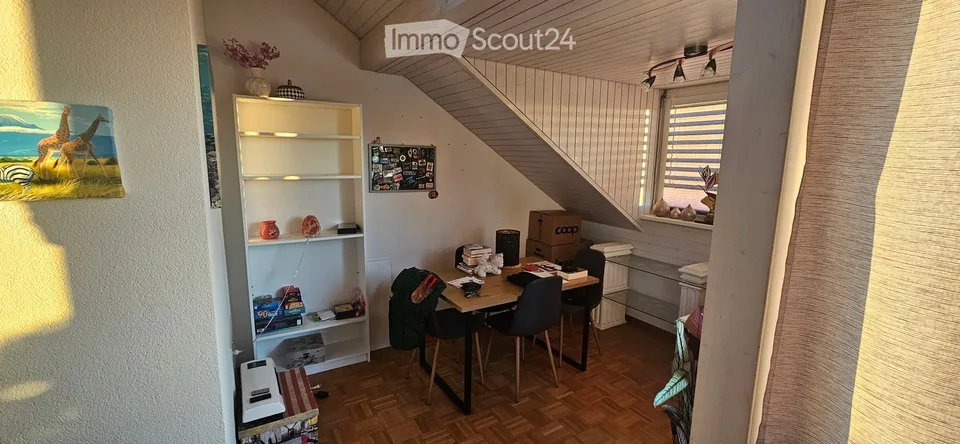 Charmante 2.5-Zimmer-Dachwohnung mit Balkon und Aussicht in Uster