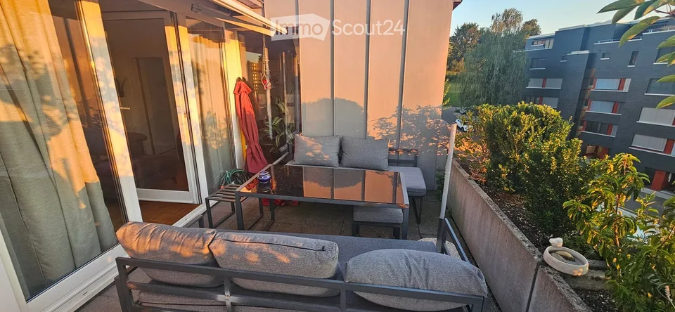 Charmante 2.5-Zimmer-Dachwohnung mit Balkon und Aussicht in Uster