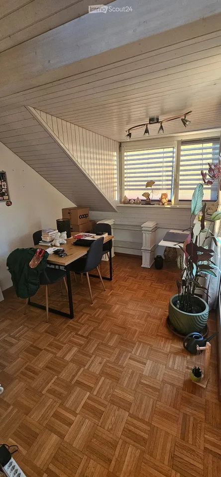 Charmante 2.5-Zimmer-Dachwohnung mit Balkon und Aussicht in Uster