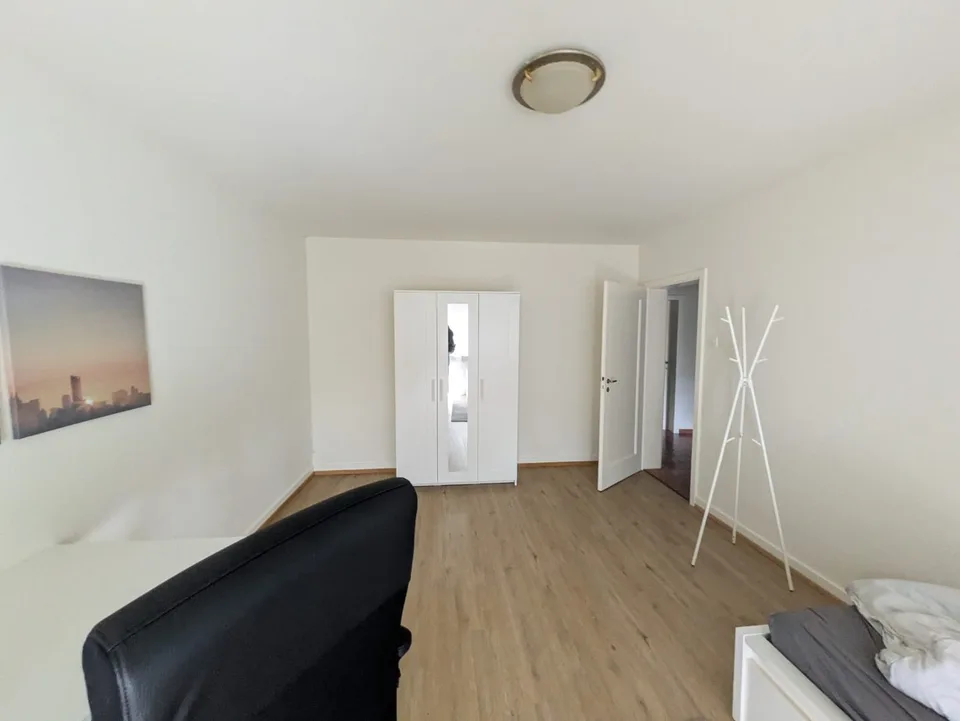 Sonniges Zimmer mit Balkon nähe Biozentrum