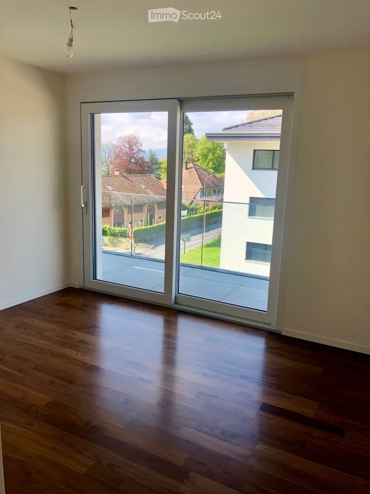 Schönes helles und geräumiges Apartment mit großer sonniger Terrasse in St-Prex