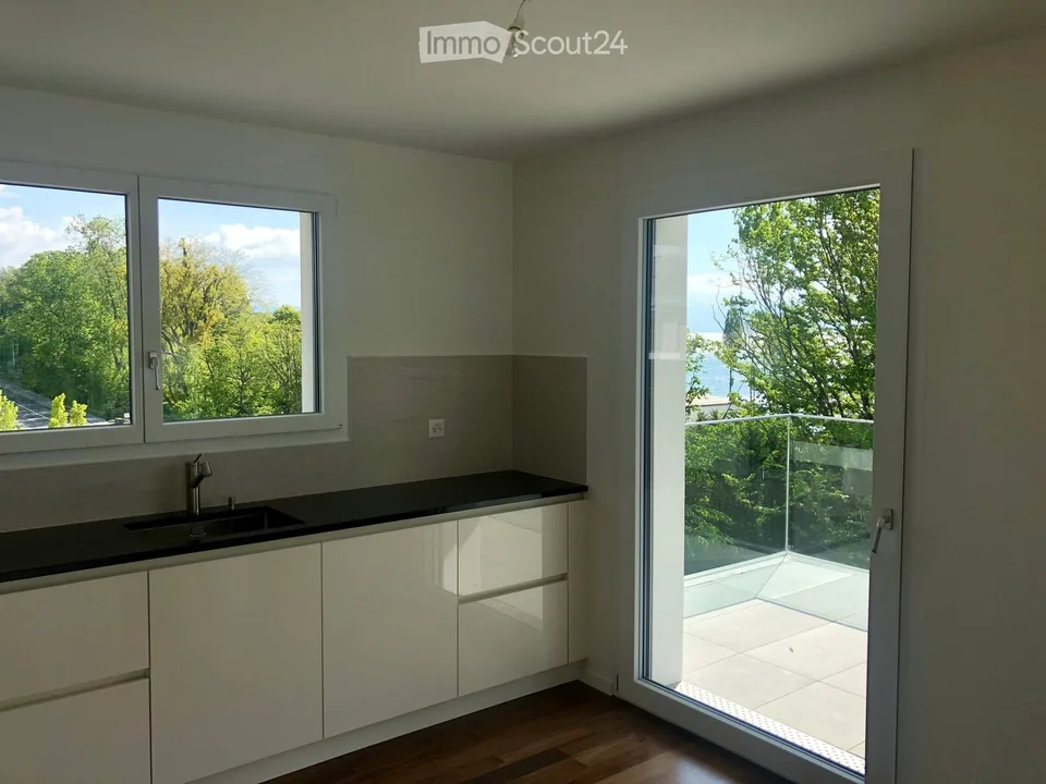 Schönes helles und geräumiges Apartment mit großer sonniger Terrasse in St-Prex