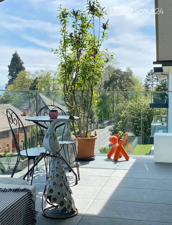 Schönes helles und geräumiges Apartment mit großer sonniger Terrasse in St-Prex