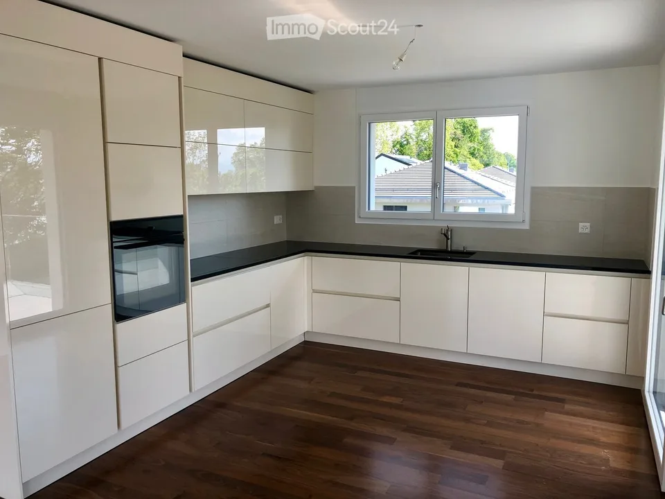 Schönes helles und geräumiges Apartment mit großer sonniger Terrasse in St-Prex
