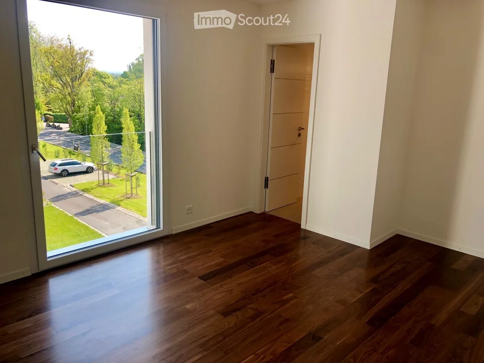 Schönes helles und geräumiges Apartment mit großer sonniger Terrasse in St-Prex
